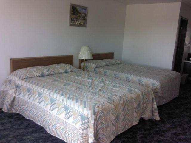 Queen Room with Two Queen Beds - Non-Smoking interior